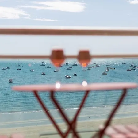 Les Pieds Dans L'eau - N1 - Vue Mer -2 Personnes Holiday home *
